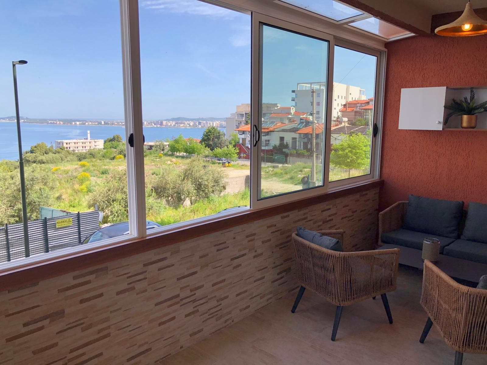 SHITET APARTAMENT 1+1 ME PAMJE DETI - UJI I FTOHTË, VLORË