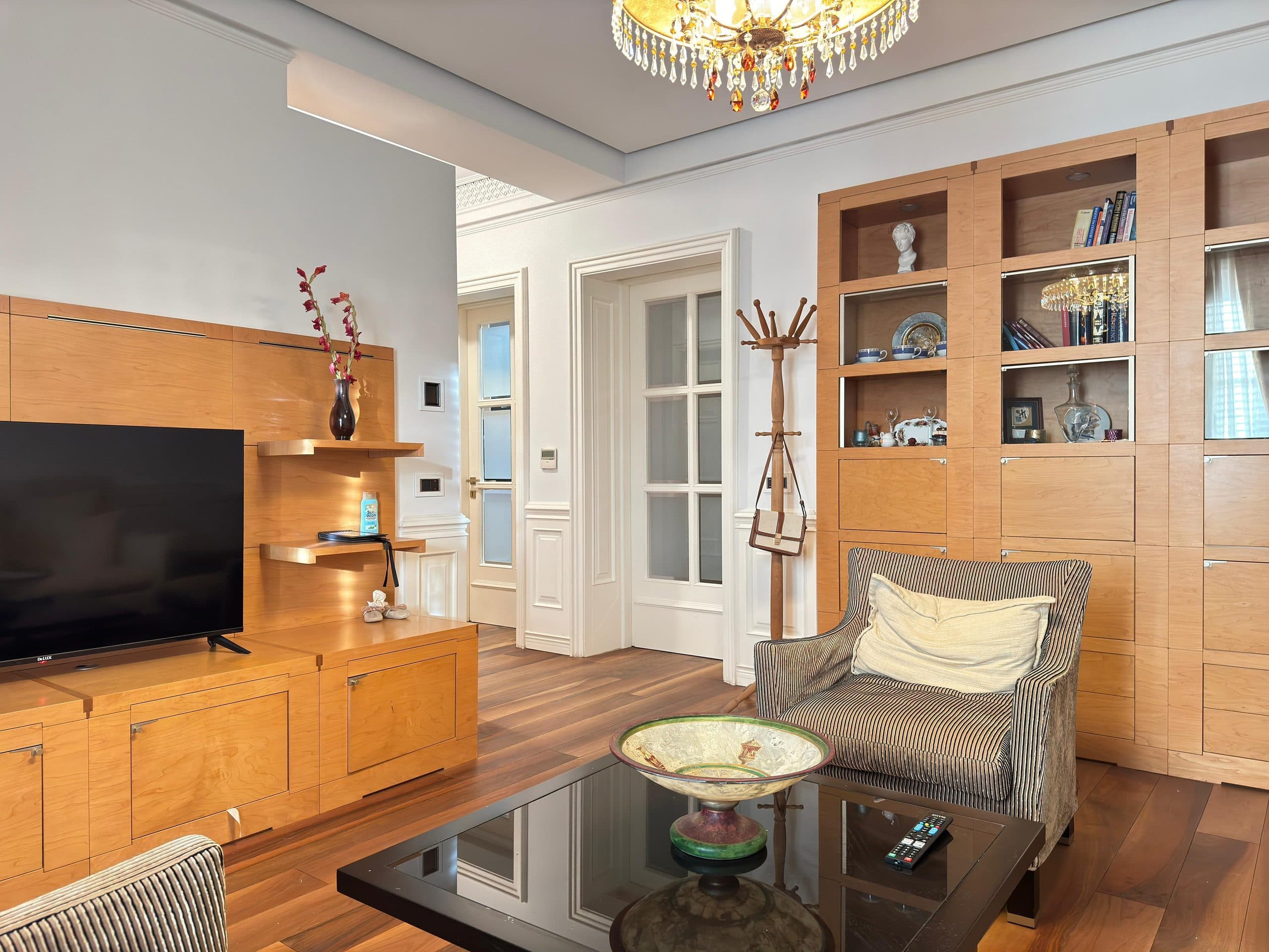 APARTAMENT 1+1 ME QERA NGJITUR ME SHKOLLEN E KUQE NE TIRANE