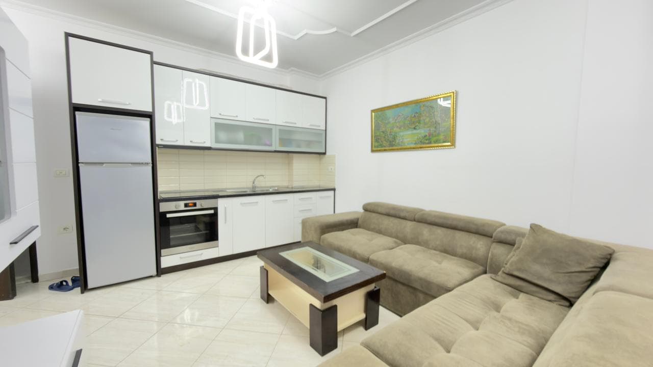 JEPET ME QERA STUDIO NE LUNGOMARE, VLORE