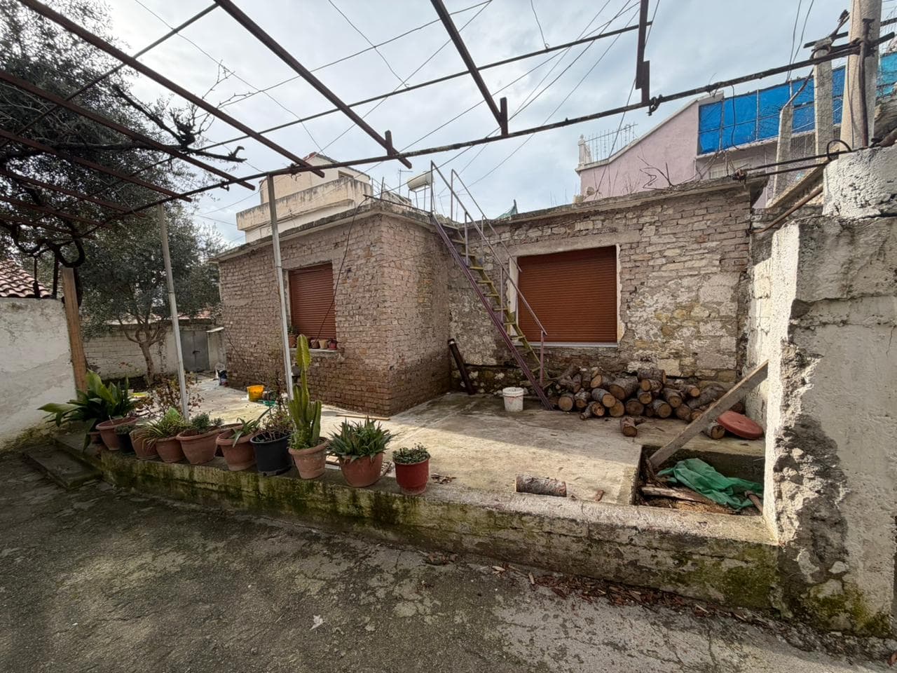 SHITET TRUALL + NDERTESE E VJETER PRANE BASHKISE VLORE 2