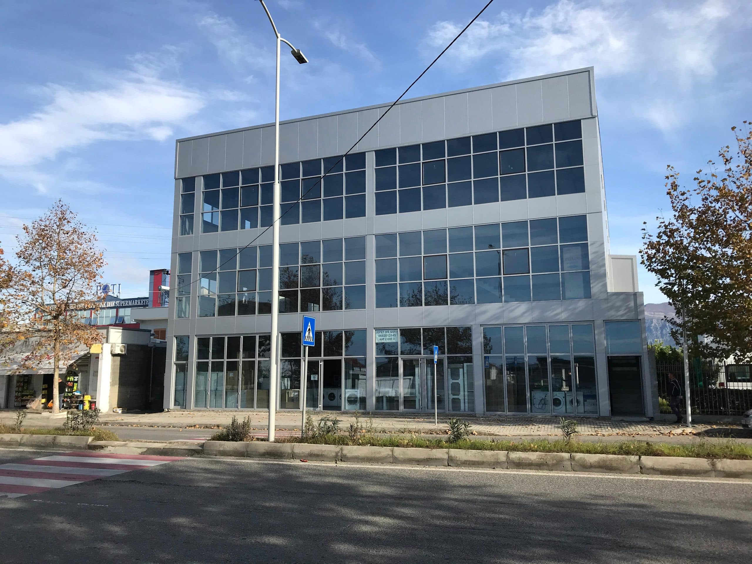 OBJEKT 3-KATËSH ME QIRA – BUZË RRUGËS KRYESORE, KAMËZ (BULEVARDI BLU) – INVESTIM IDEAL NË LOKACION STRATEGJIK 3