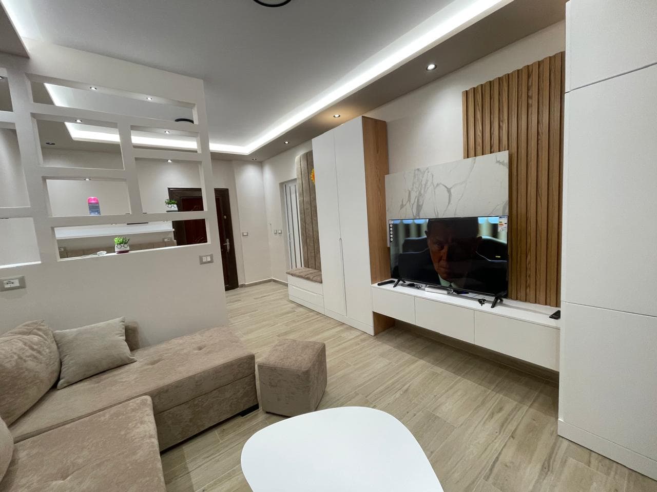 JEPET ME QERA STUDIO NE LUNGOMARE, VLORE