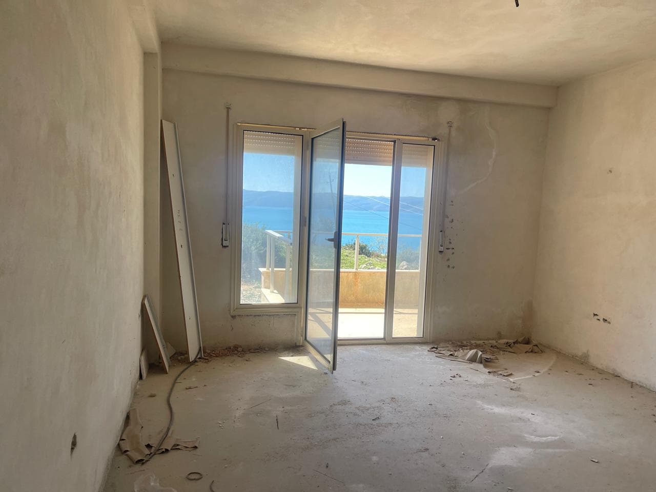 SHITET STUDIO ME PAMJE DETI NE JONUFER, VLORE 2