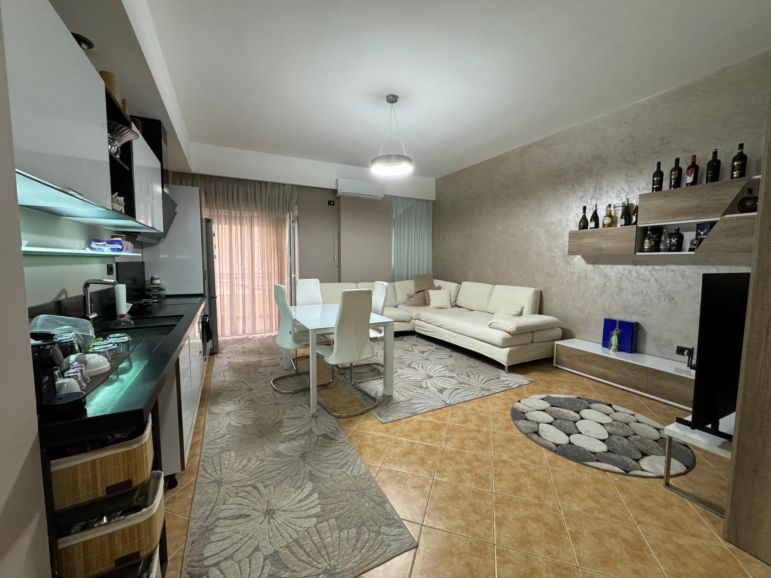 SHITET APARTAMENT 1+1 ME PAMJE ANESORE DETI NE LUNGOMARE, VLORE 3