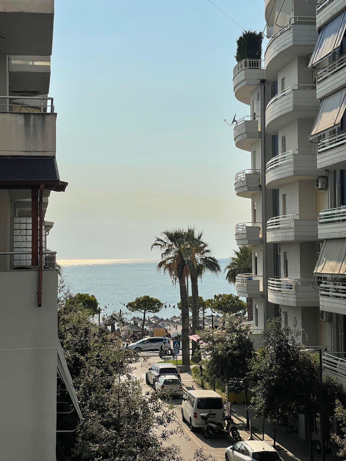 SHITET APARTAMENT 2+1 ME PAMJE ANESORE DETI NE LUNGOMARE, VLORE