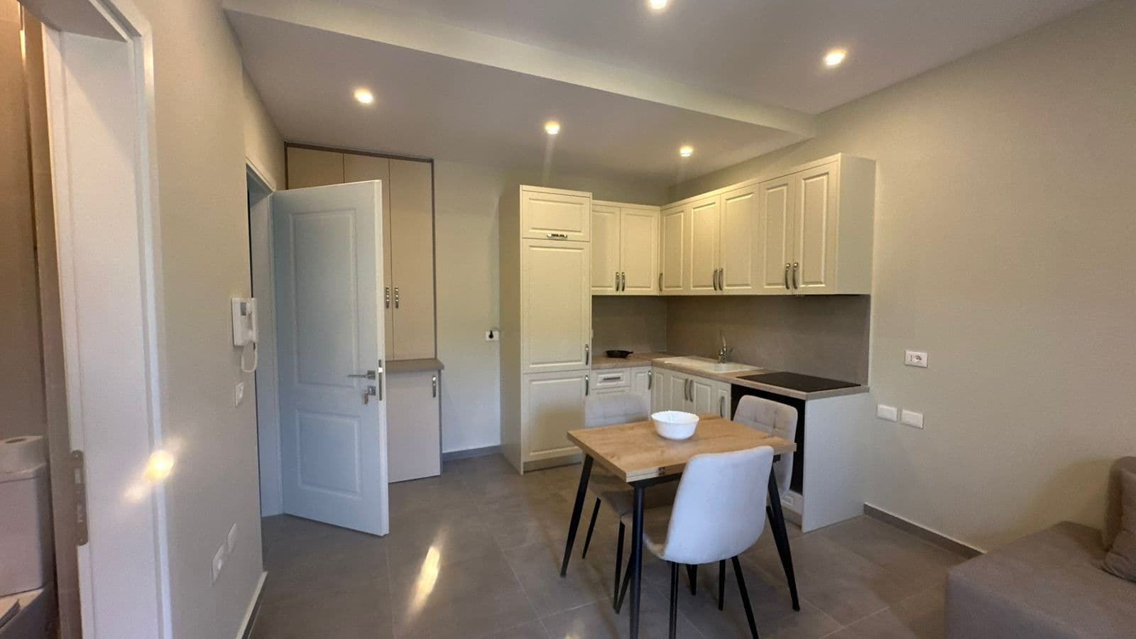 JEPET ME QERA APARTAMENT 1+1 NE KATIN E DYTE TE NJE SHTEPIE PRIVATE NE VLORE 4