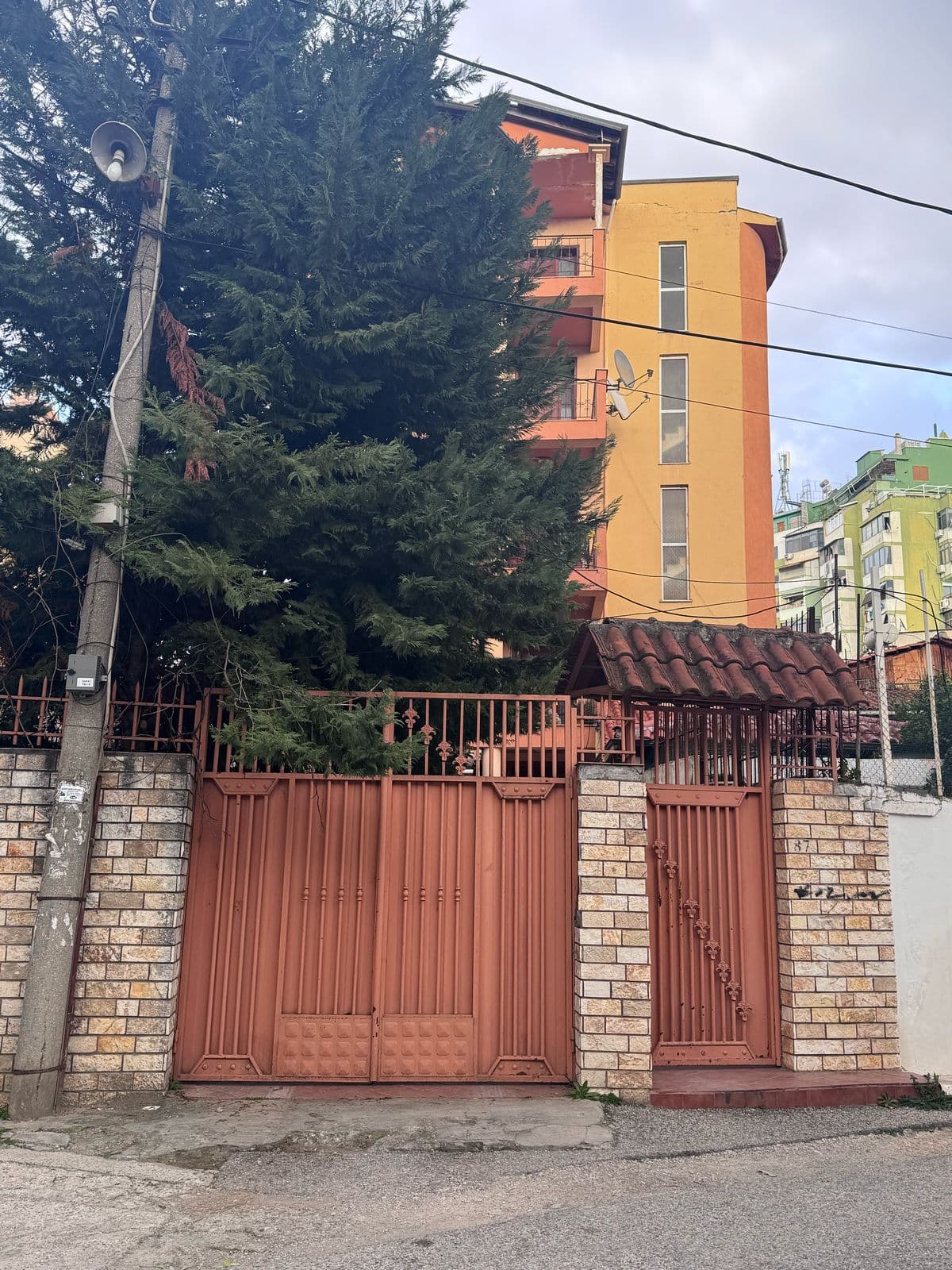 JEPET VILE 5 KATE ME QERA NE BRRYL, TIRANE 4