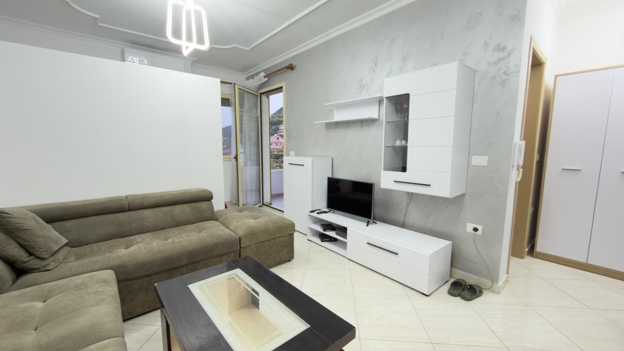 JEPET ME QERA STUDIO NE LUNGOMARE, VLORE 2