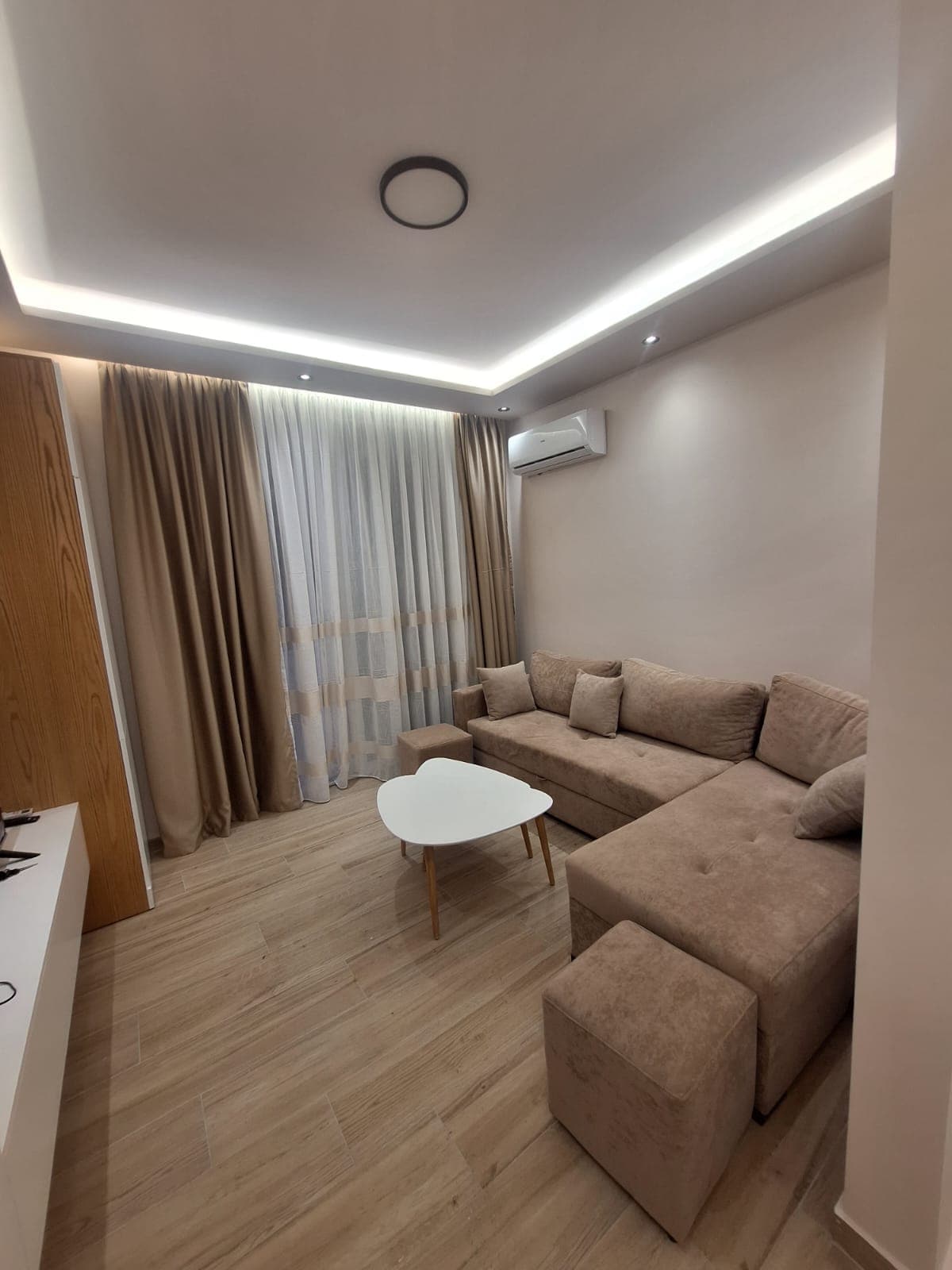 JEPET ME QERA STUDIO NE LUNGOMARE, VLORE 2