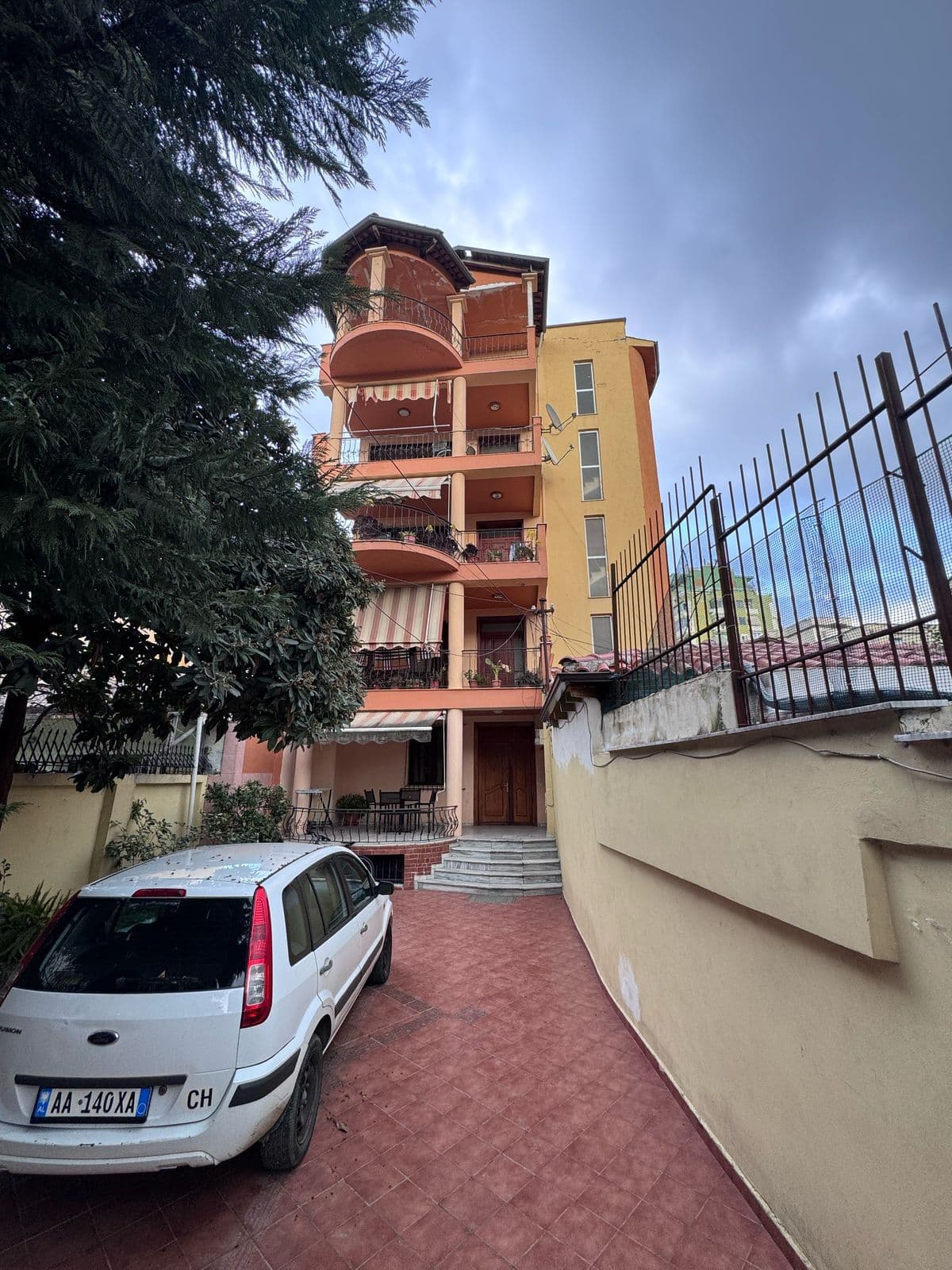 JEPET VILE 5 KATE ME QERA NE BRRYL, TIRANE 2