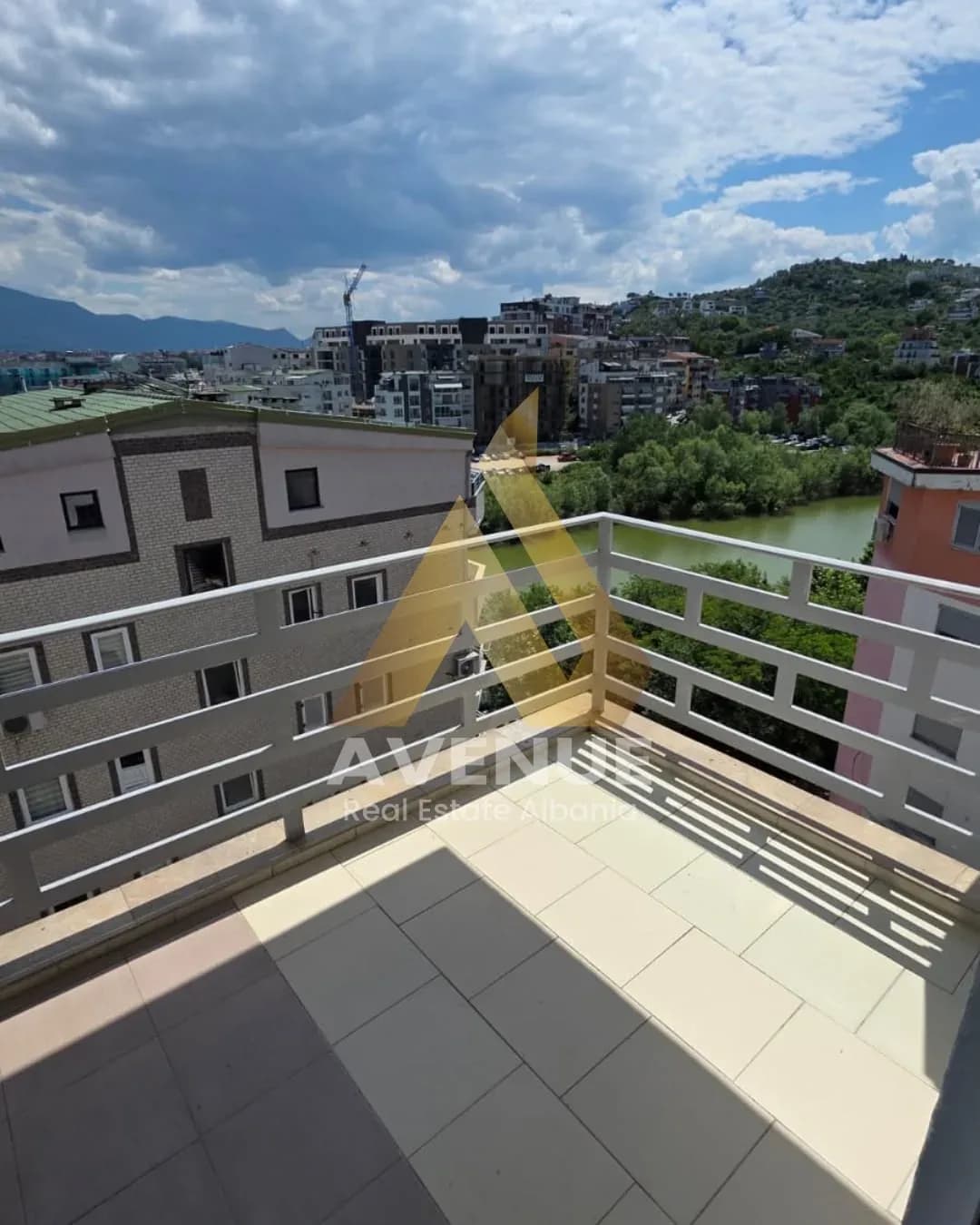 Shitet apartament 2+1 Liqeni i Thatë Tiranë