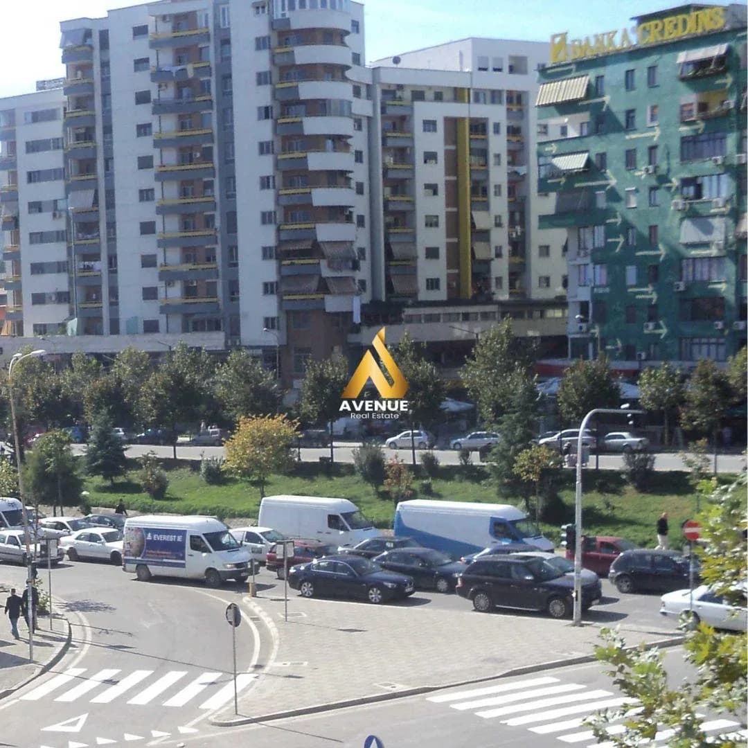 AMBIENT ME QIRA – PALLATI ME SHIGJETA, TIRANË 2
