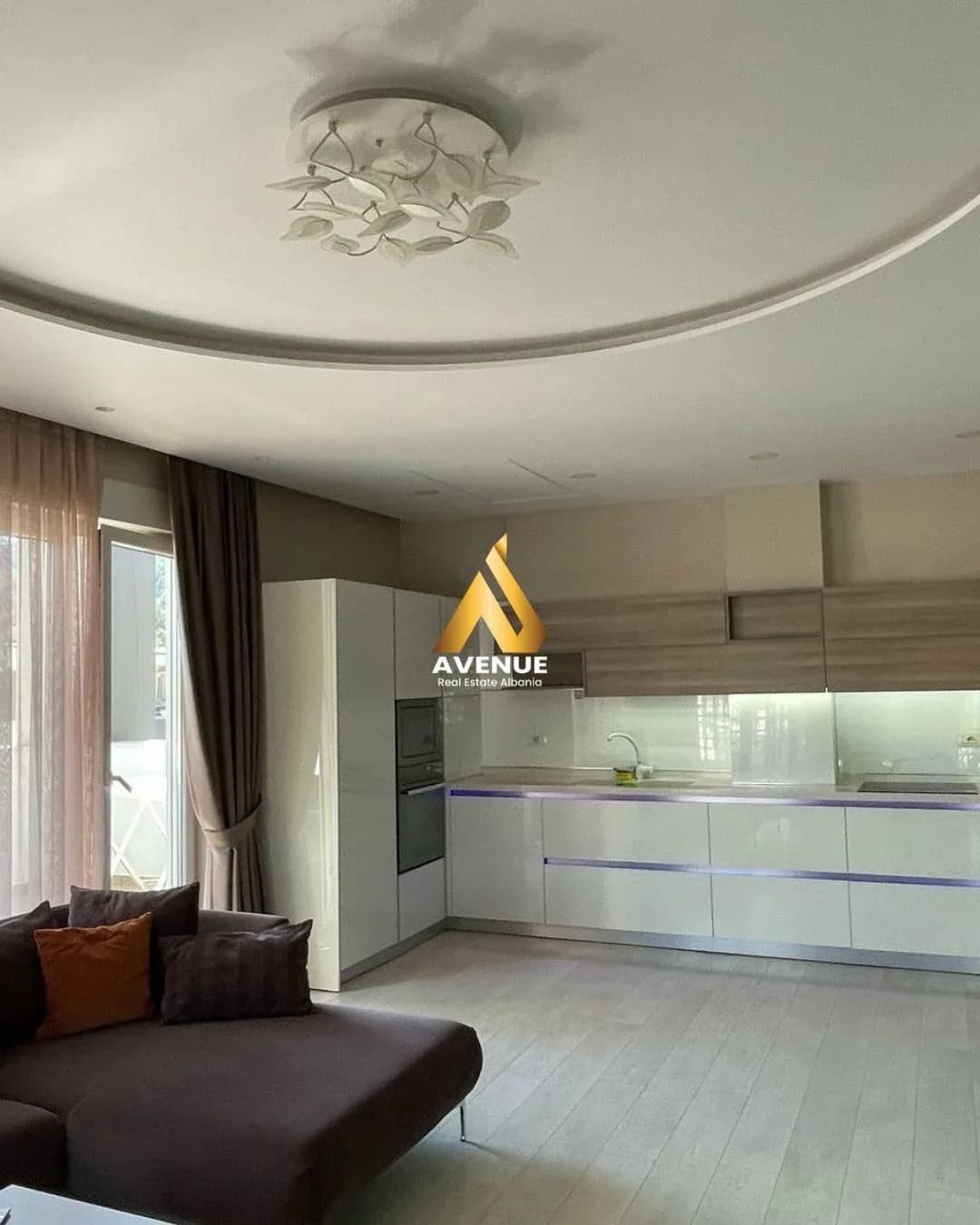 JEPET ME QERA APARTAMENT LUKSOZ 3+1+2 – LIQENI I THATË, TIRANË