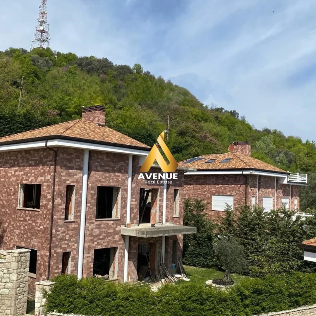 Shitet Vilë Luksoze me Pishinë në Prezë 4