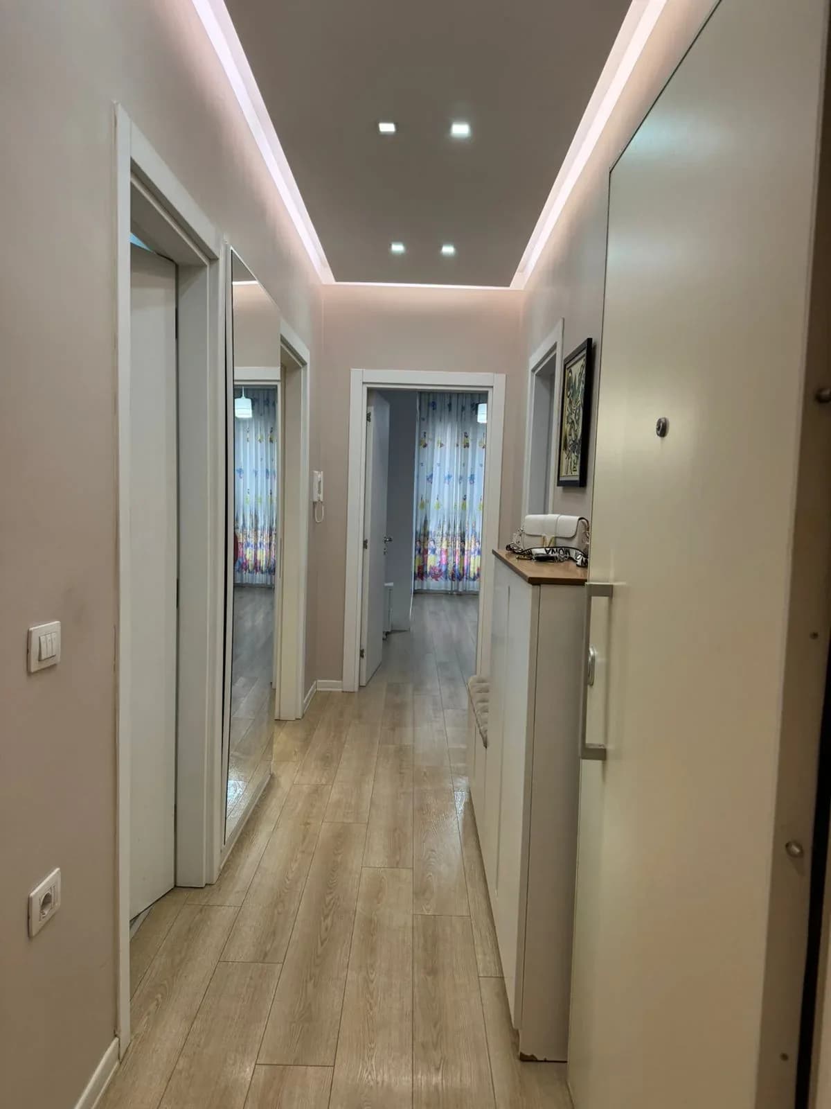 APARTAMENT ME QIRA TIRANA ENTRY 1