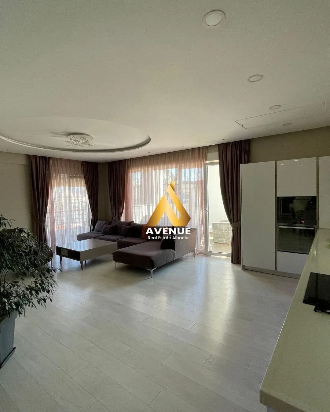 JEPET ME QERA APARTAMENT LUKSOZ 3+1+2 – LIQENI I THATË, TIRANË