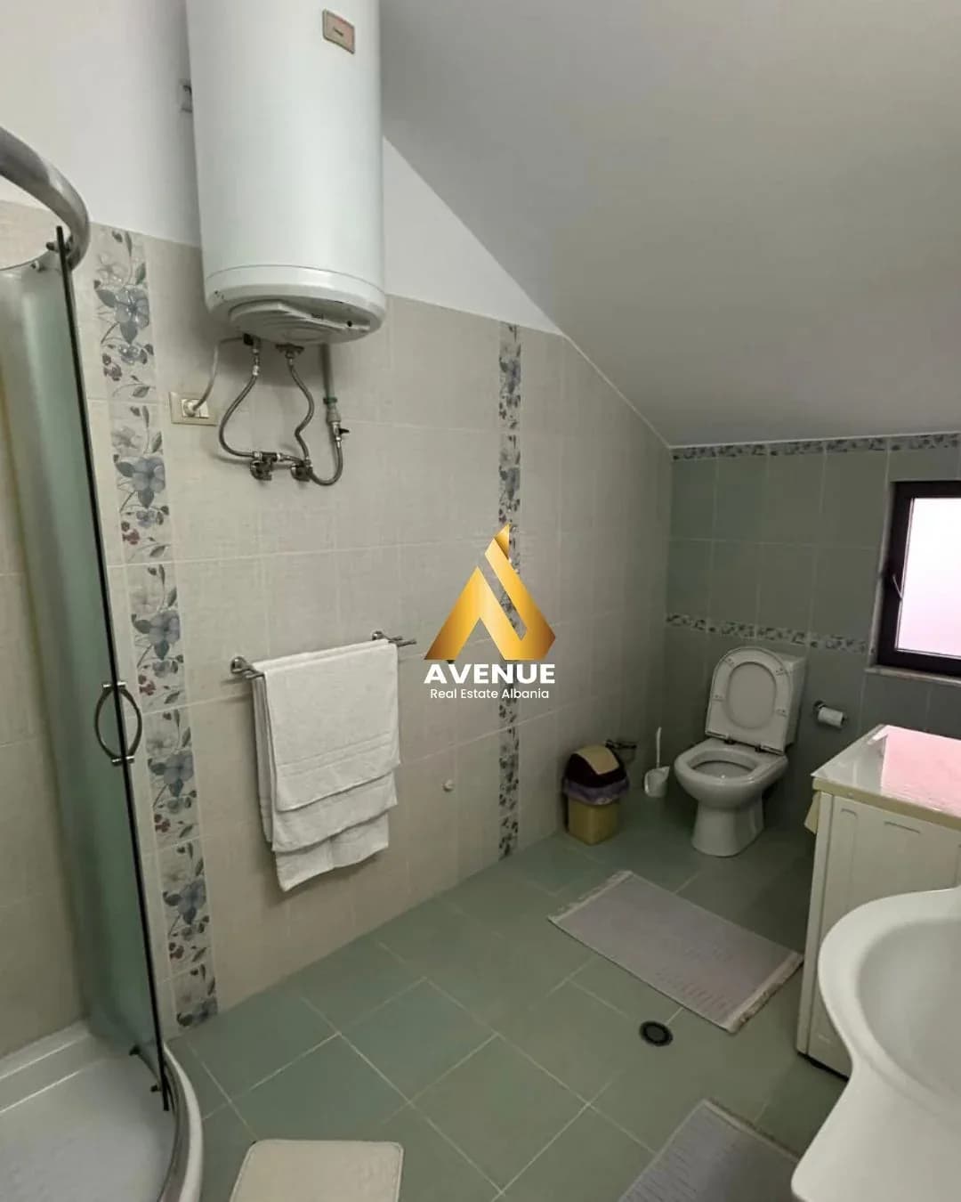 APARTAMENT ME QERA 3+1 + POST PARKIMI – KRISTAL CENTER 3