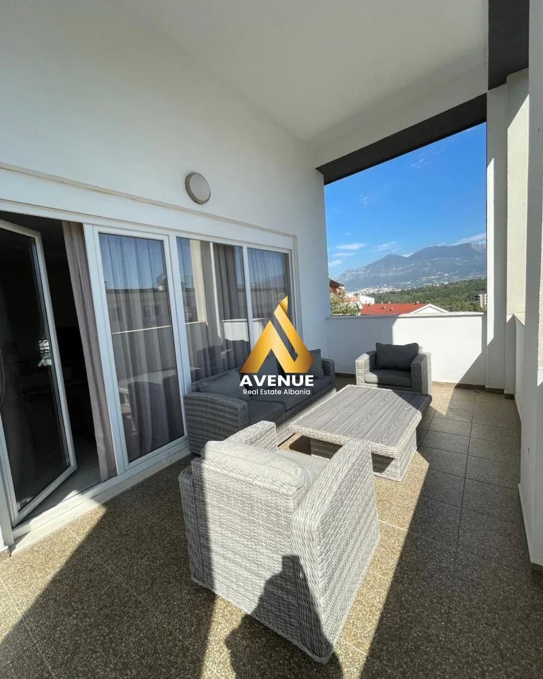 JEPET ME QERA APARTAMENT LUKSOZ 3+1+2 – LIQENI I THATË, TIRANË