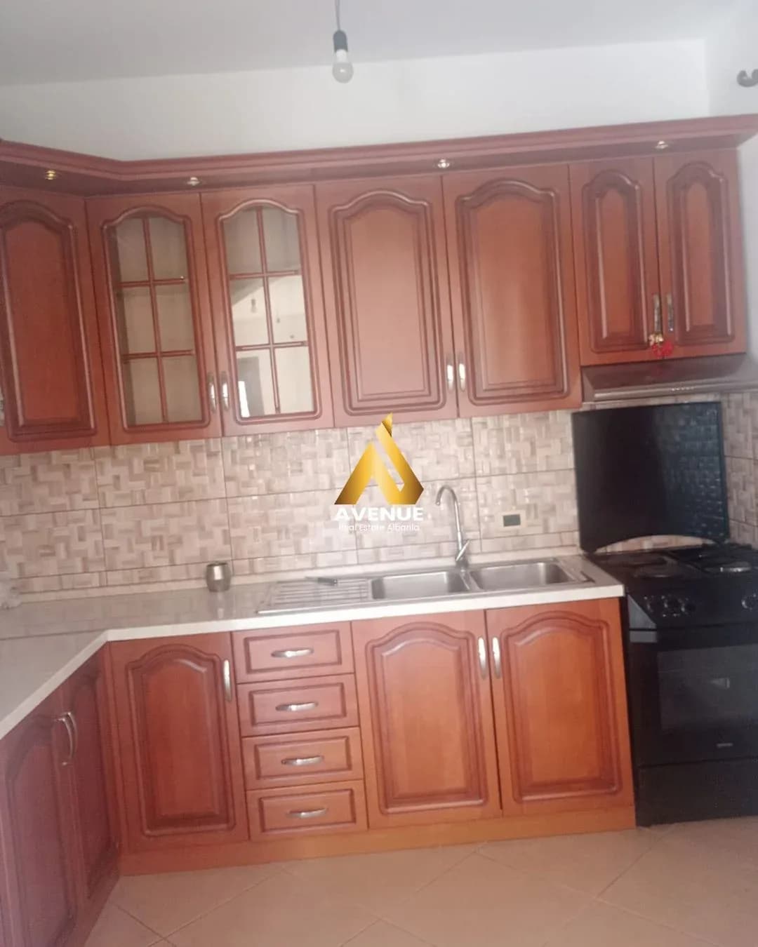 Jepet me qira kati i 2-të i një shtëpie private 3+1 – Kamëz