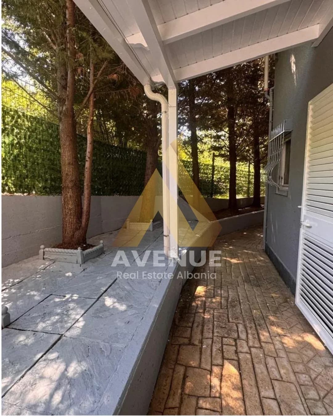 JEPET ME QERA APARTAMENT 2+1+ VERANDË, LIQENI I THATE , TIRANË