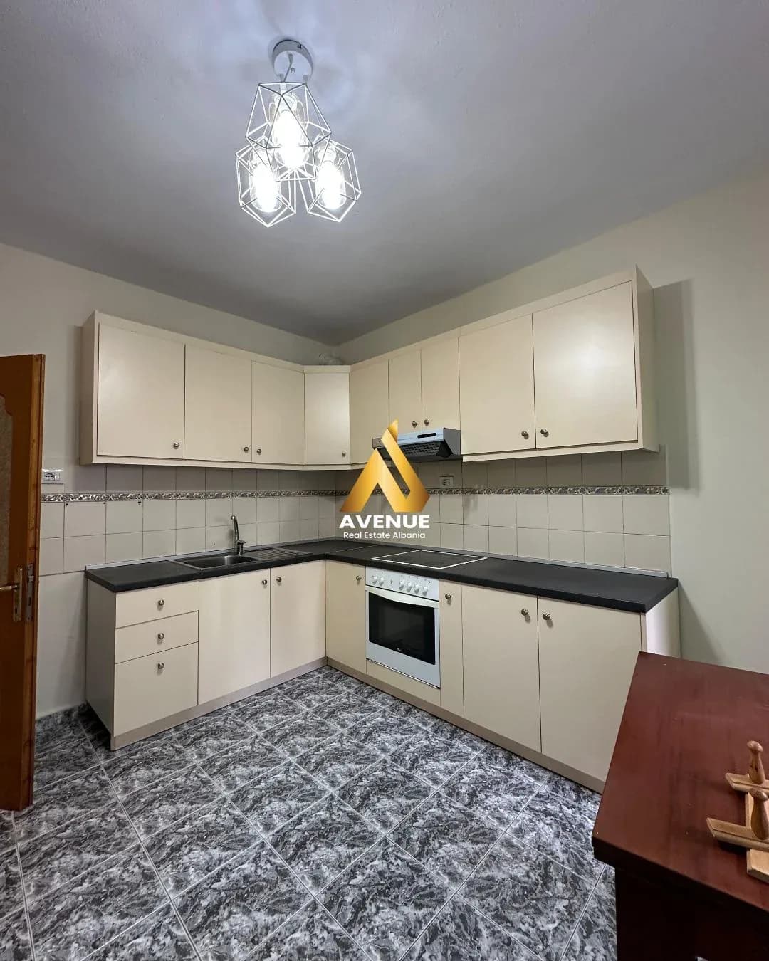 APARTAMENT ME QERA – PALLATET ARABE