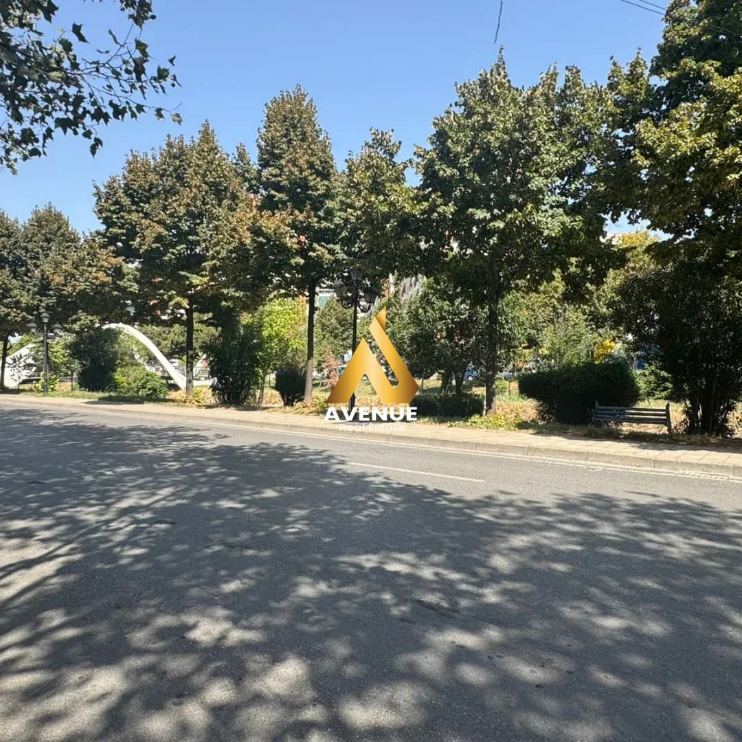 JEPET ME QERA AMBIENT BIZNESI – Bulevardi Bajram Curri 1
