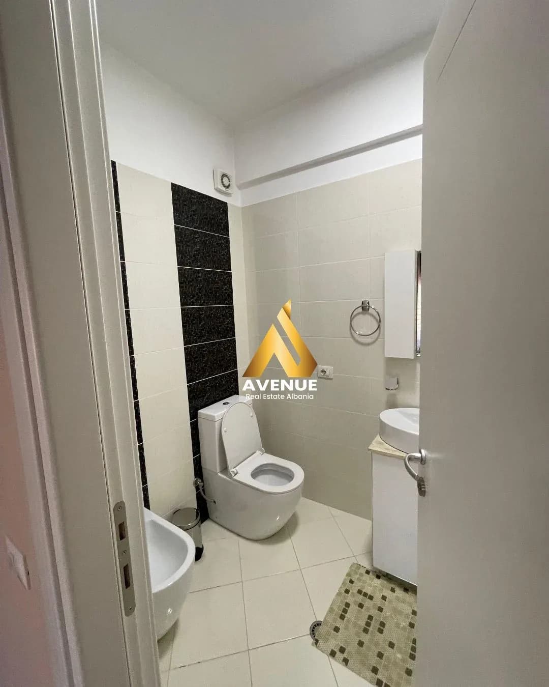 JEPET ME QERA APARTAMENT LUKSOZ 3+1+2 – LIQENI I THATË, TIRANË