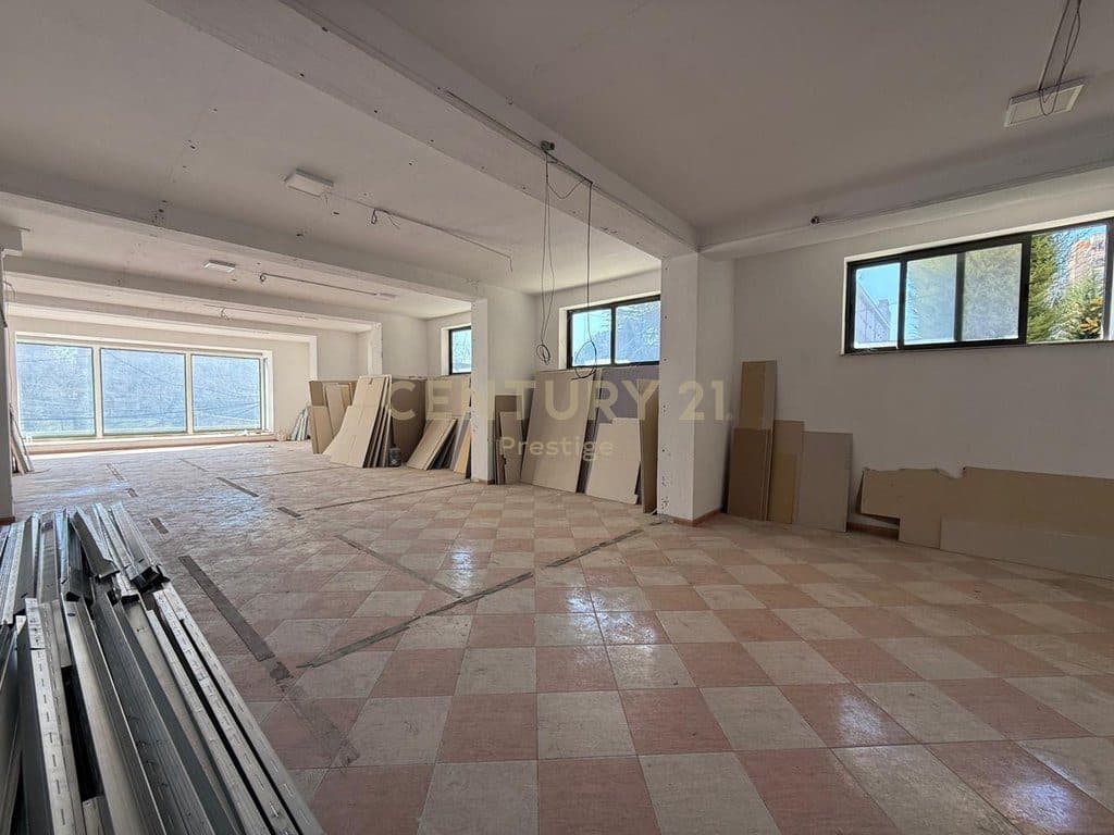 AMBIENT KOMERCIAL ME QIRA, PRANE MINISTRISE SE JASHTME, TIRANE! 4