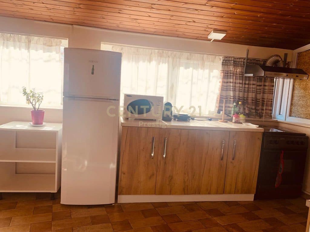 APARTAMENT 1+1 ME QIRA PËRBALLË KISHËS KATOLIKE 3